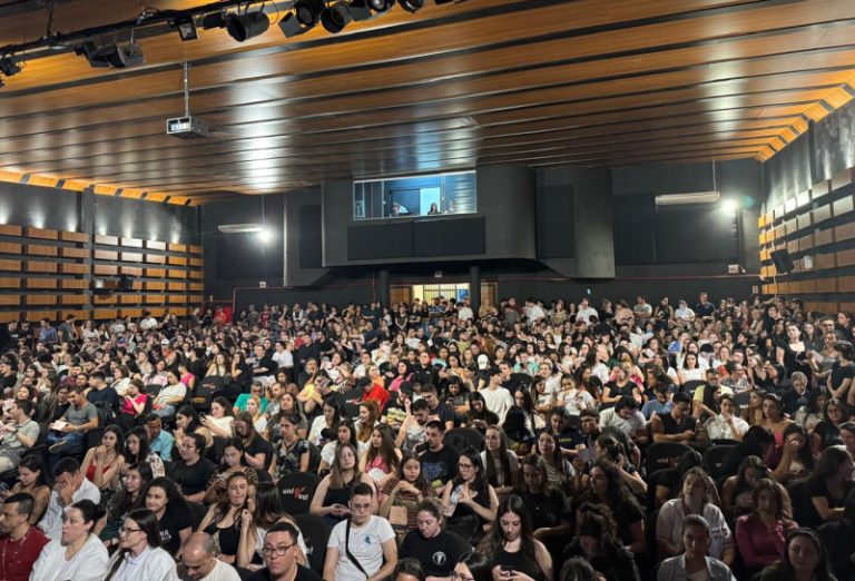 Seminário final formato Ted Talks lota teatro Unifacvest