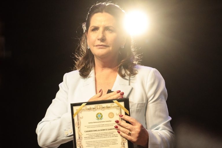 Prefeita, vice e vereadores eleitos em Lages são diplomados