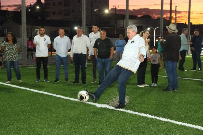 Ceron encerra mandato disparando petardos