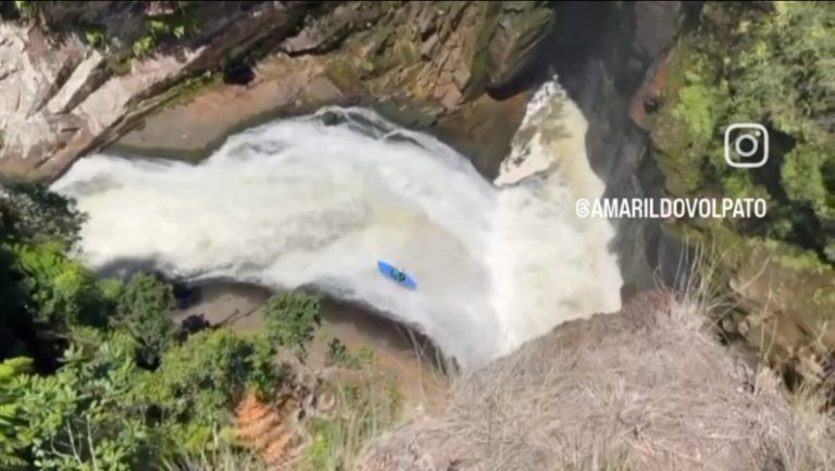 Homem cai de caiaque na Garganta do Diabo