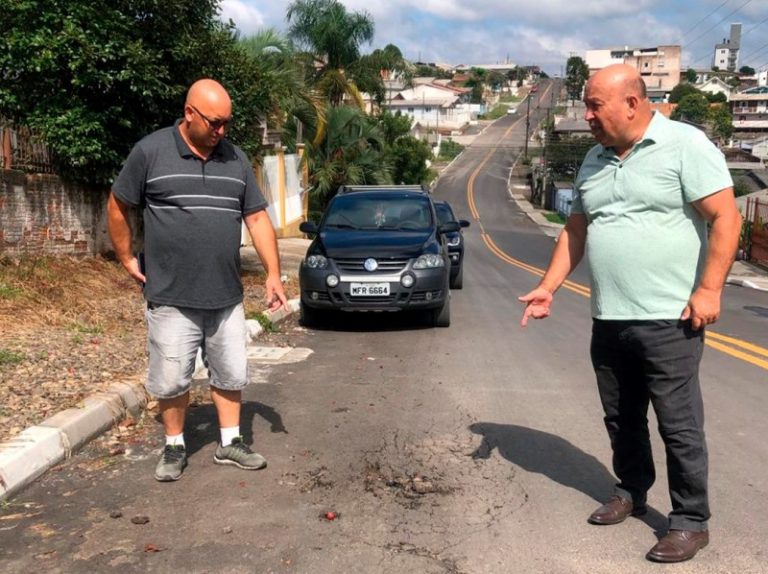 Conferindo asfaltamento da Rua Anápolis no Santa Helena