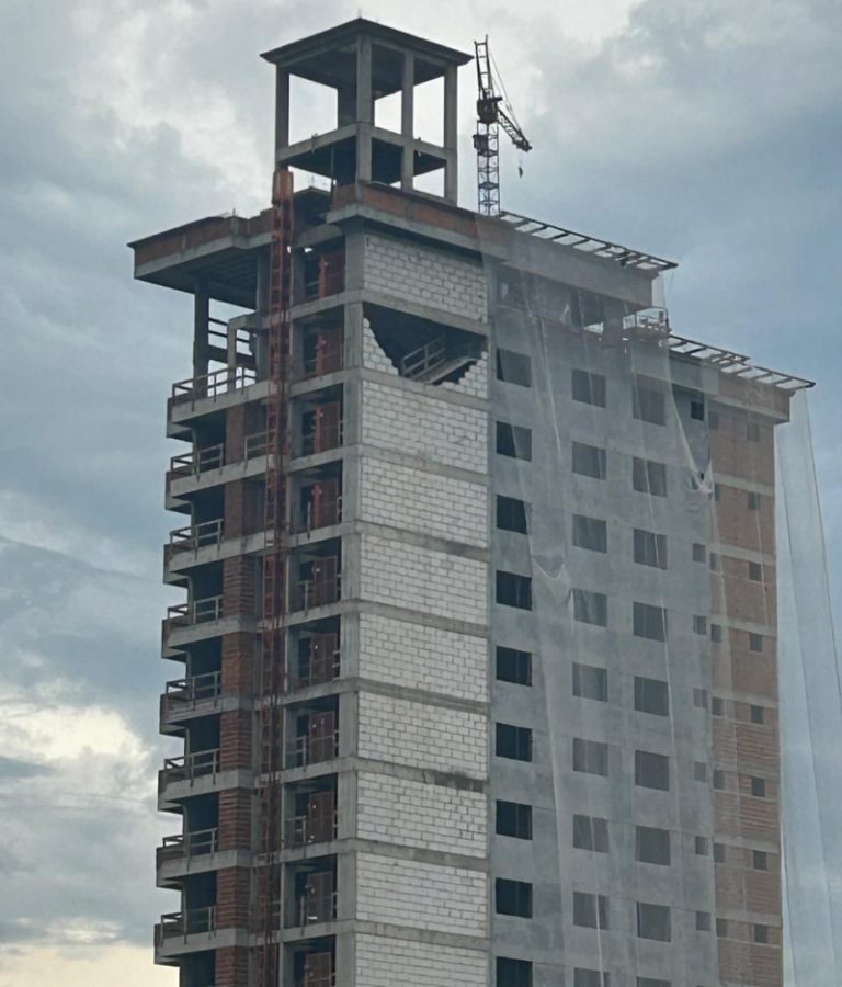 Parede de prédio em construção cai sobre residência