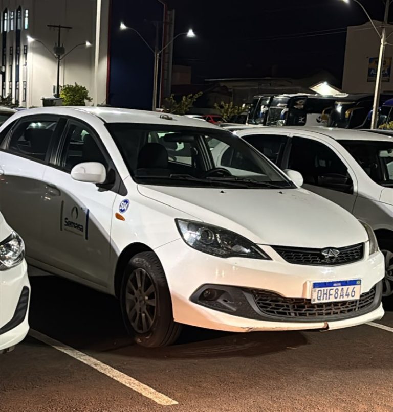 O que faz veículo da Semasa no estacionamento da Uniplac?