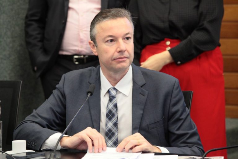 O sonho da universidade que se transformou num pesadelo de dívidas. Por Napoleão Bernardes