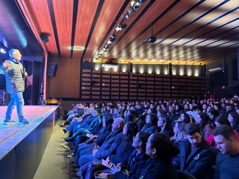 Mostra da Unifacvest reúne manifestações culturais de diversos países