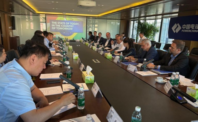 Santa Catarina discute instalação de data center com gigante mundial para avanço do uso de IA