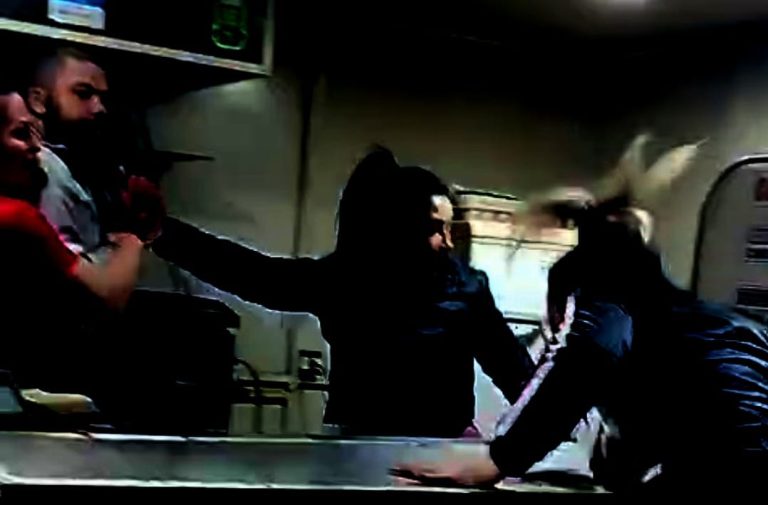 Taradão do carrinho de lanche foi grampeado pela mulherada