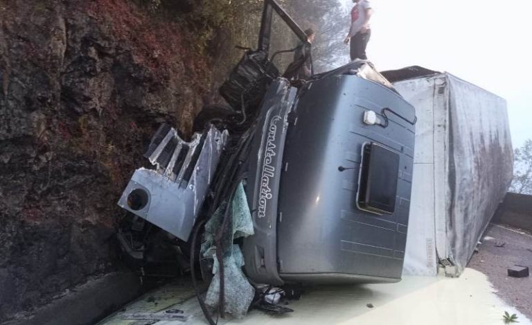 Tombamento de caminhão interdita Serra Rio do Rastro