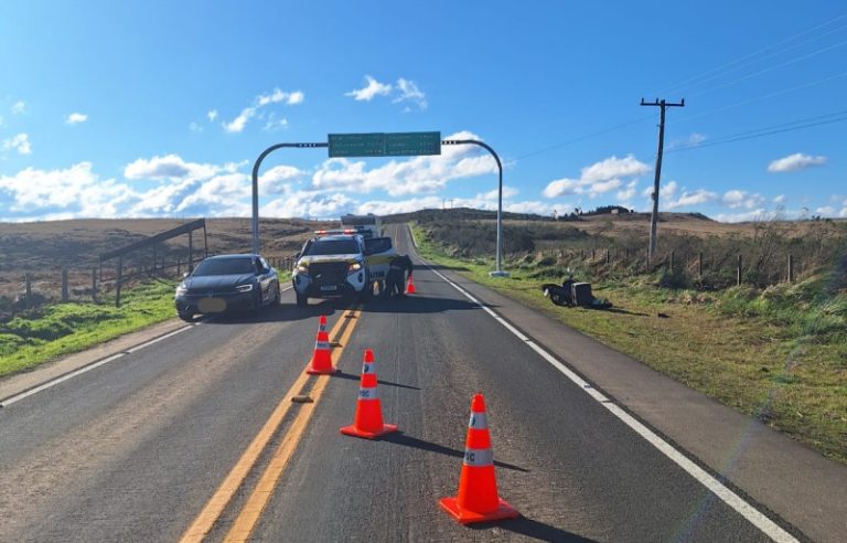 INUSITADO: ventos de 100km/h derrubam motociclista na Serra
