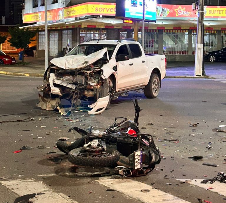 Violenta colisão entre moto e Ford Ranger na sinaleira da D. Pedro