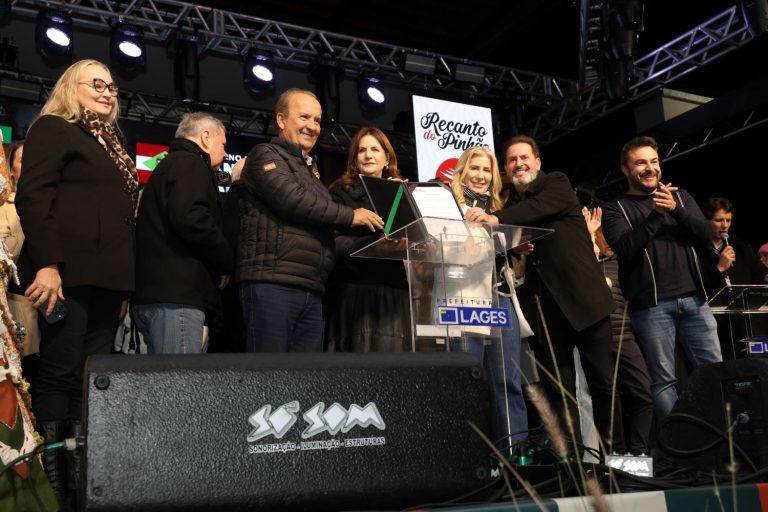 Governador participa da abertura da 36ª Festa do Pinhão e autoriza recursos para a saúde, educação e construção de moradias em Lages