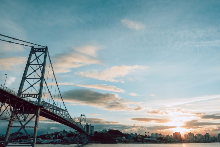 Sessão especial na Alesc marca centenário da Ponte Hercílio Luz com homenagens e exposição