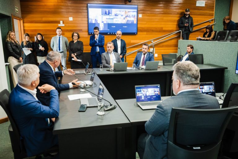 Alesc aprova fim da obrigação de telefone em caixas eletrônicos e libera parcelamento de poste padrão na conta de luz