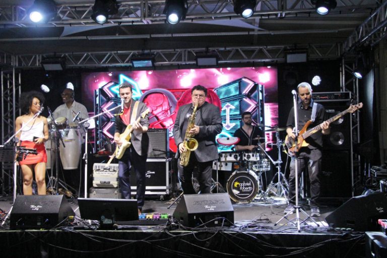 Banda Anjos de Plantão fecha com chave de ouro a 36ª Festa do Pinhão no Mercado Público