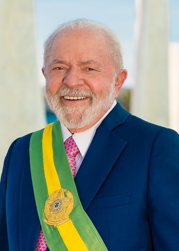Retrato oficial de Lula, de 2023, em versão recortada. Foto de arquivo; não registra a eleição de 2026.
