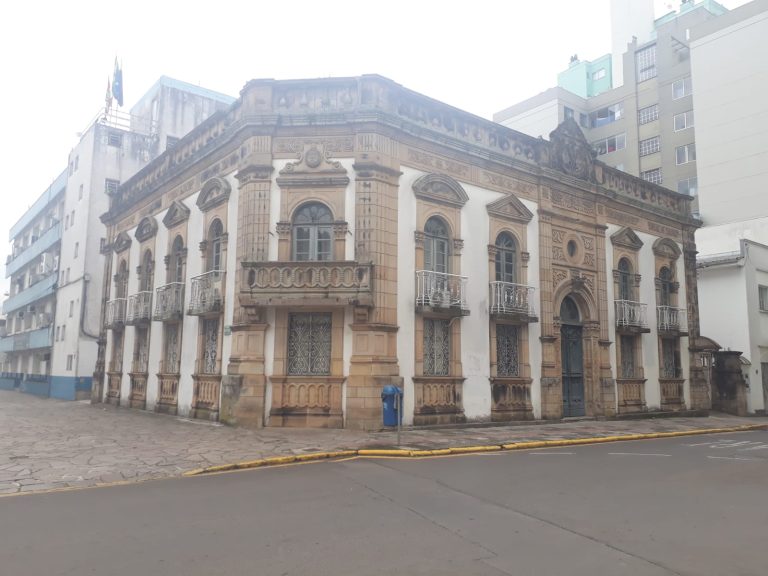 Manutenção de ruas alcança dez bairros de Lages